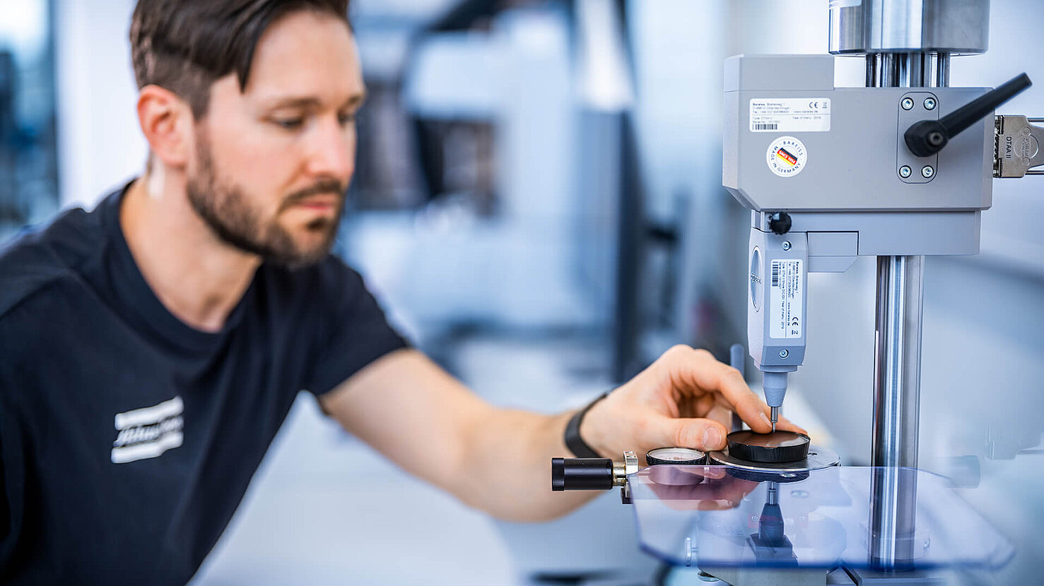 Dosierexperte im Labor: Shore Hardness Test für Dosiermaterial