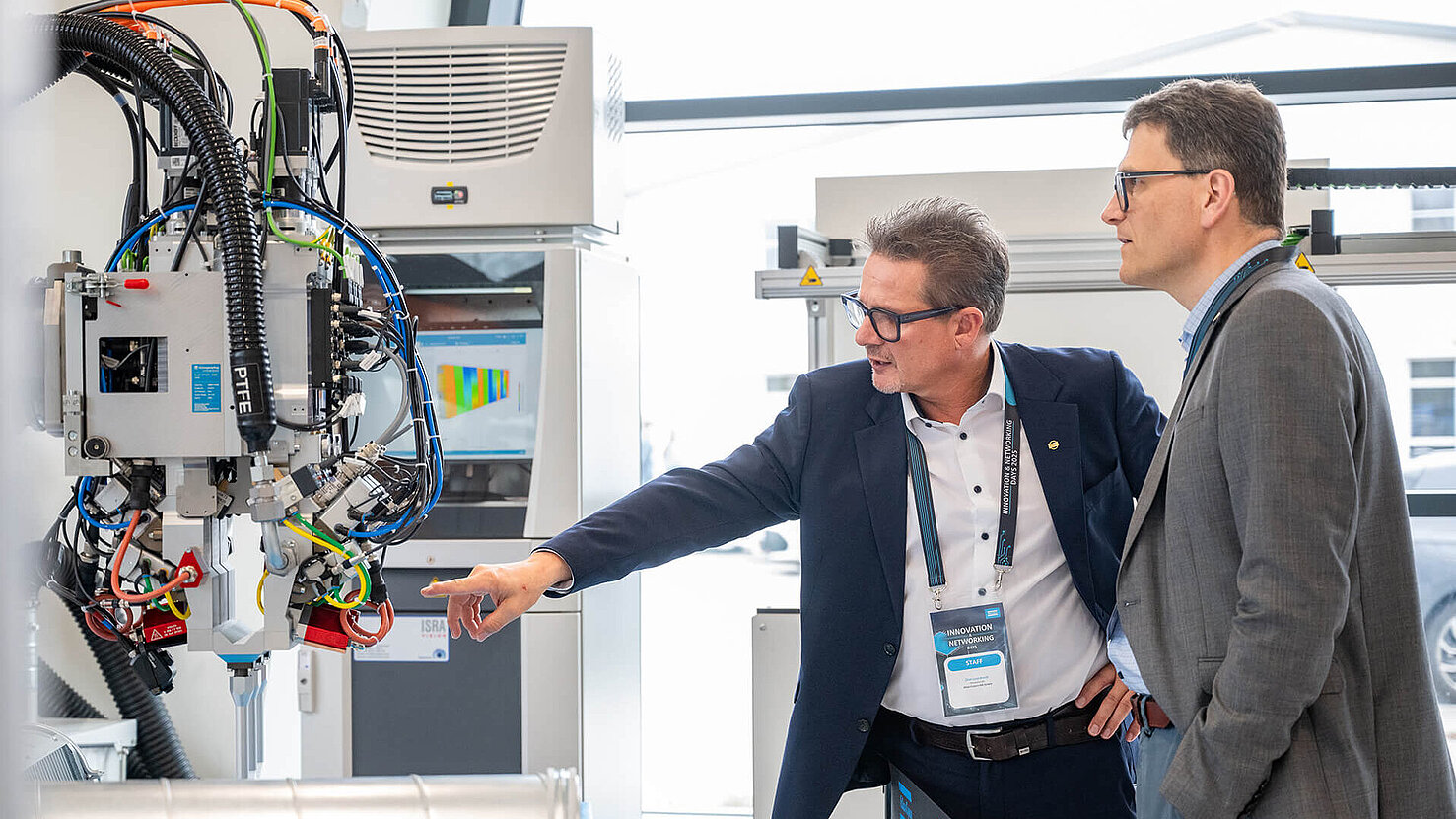 Gespräch im Innovation Center mit Blick auf den MultiNozzle Dispenser